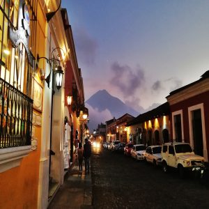 Empedrado de Antigua hacia el Volcán