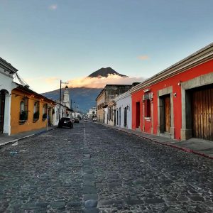 Calles de piedra y el Volcán de Agua