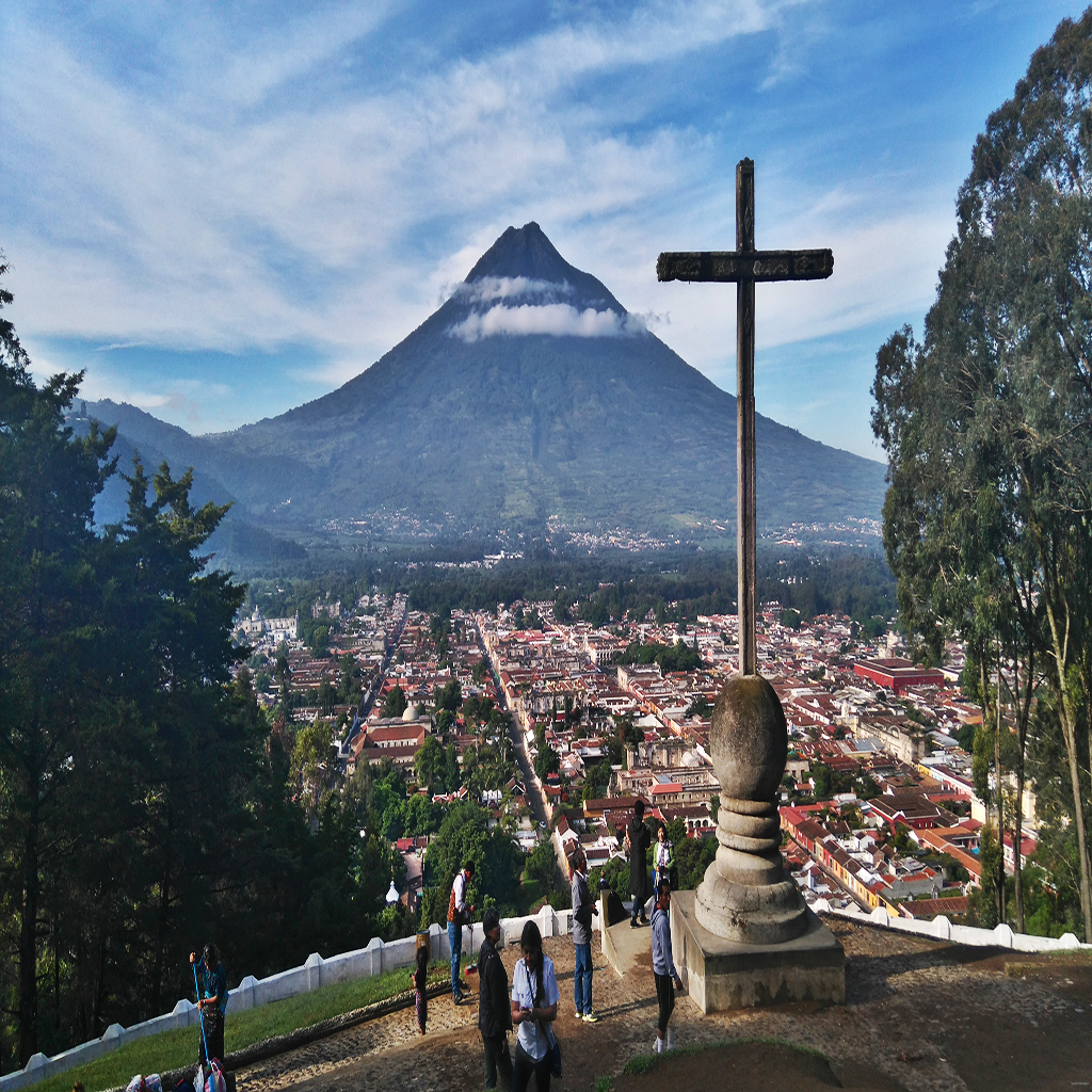 Imagen imponente desde la cima del Cerro del Manchén, hoy conocido como Cerro de la Cruz. La Antigua y su coloso.